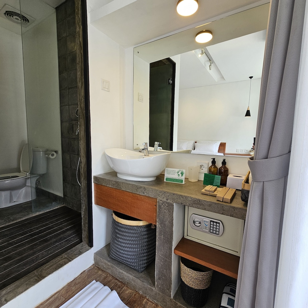 Standard Twin Room - Photo 11