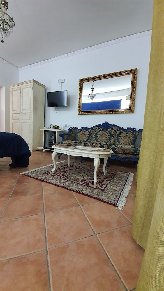 Deluxe Studio Suite, Jetted Tub photo 1