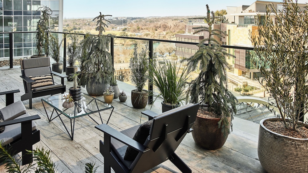 Proper Balcony Suite - Photo 7