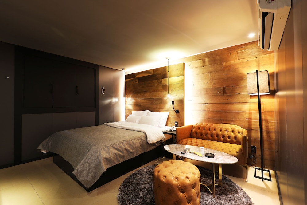 Standard Double Room - Photo 18