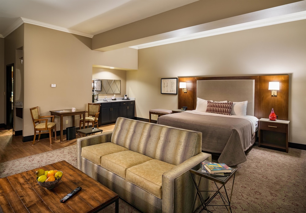 Suite, 1 King Bed, Refrigerator & Microwave, Poolside (1st Floor)