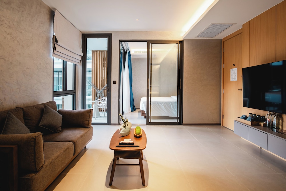 Family Suite, 2 Bedrooms, Balcony, Pool View photo 3