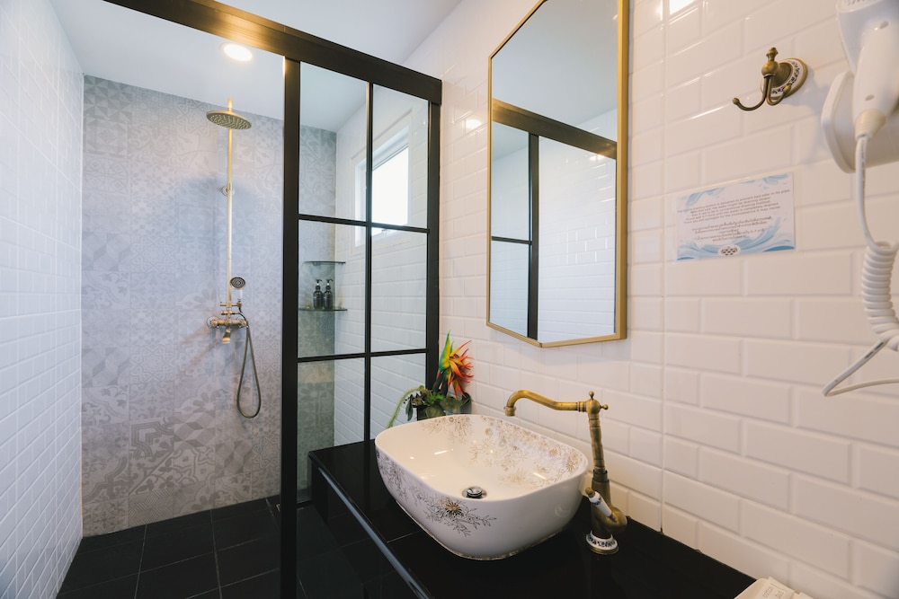 Suite - Photo 13