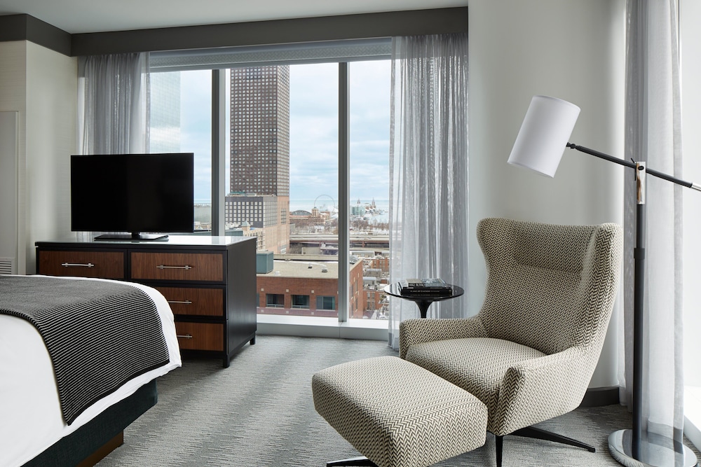 Suite, 1 King Bed, Lake View