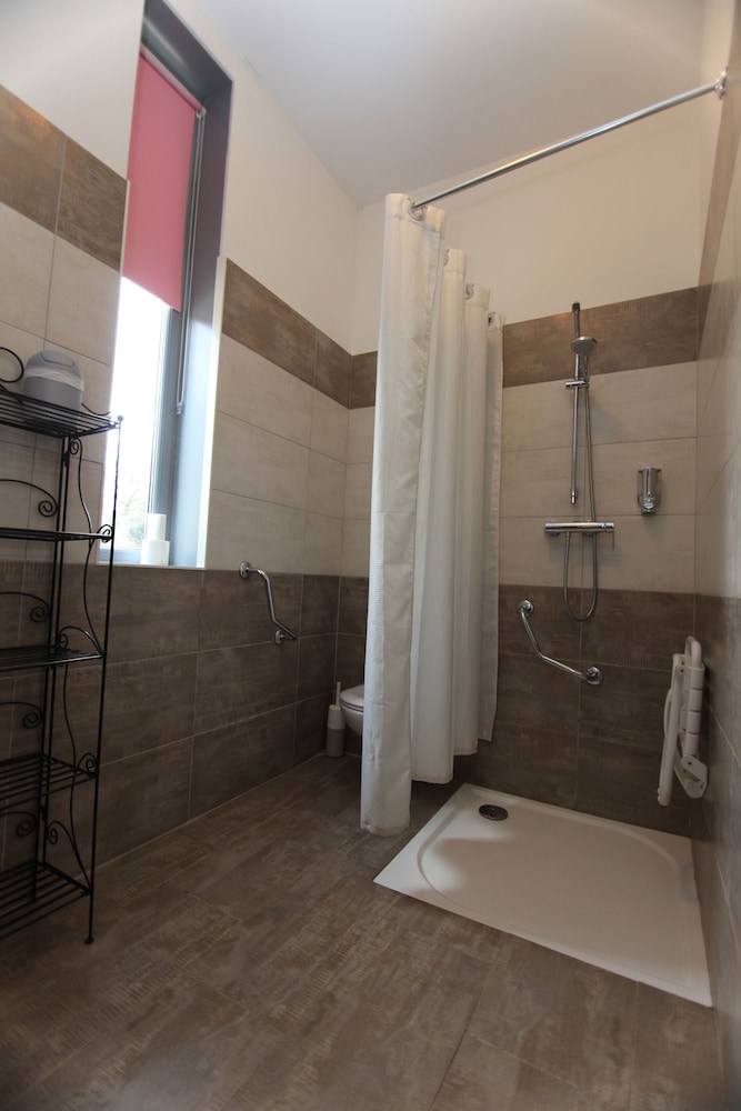 Standard Quadruple Room, Private Bathroom photo 2