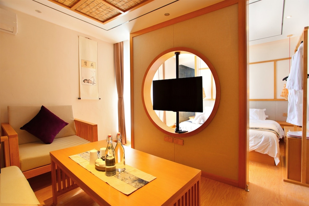 Deluxe Suite, Hot Tub, Garden View photo 3