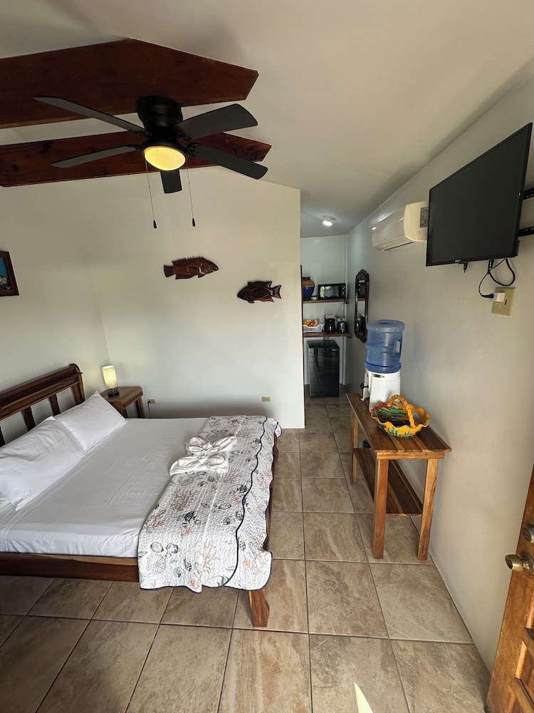 Deluxe Single Room, 1 Queen Bed, Refrigerator & Microwave, Sea View photo 2