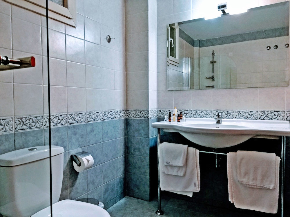 Double or Twin Room - Photo 10