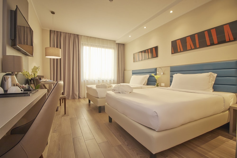Standard Quadruple Room thumbnail 5