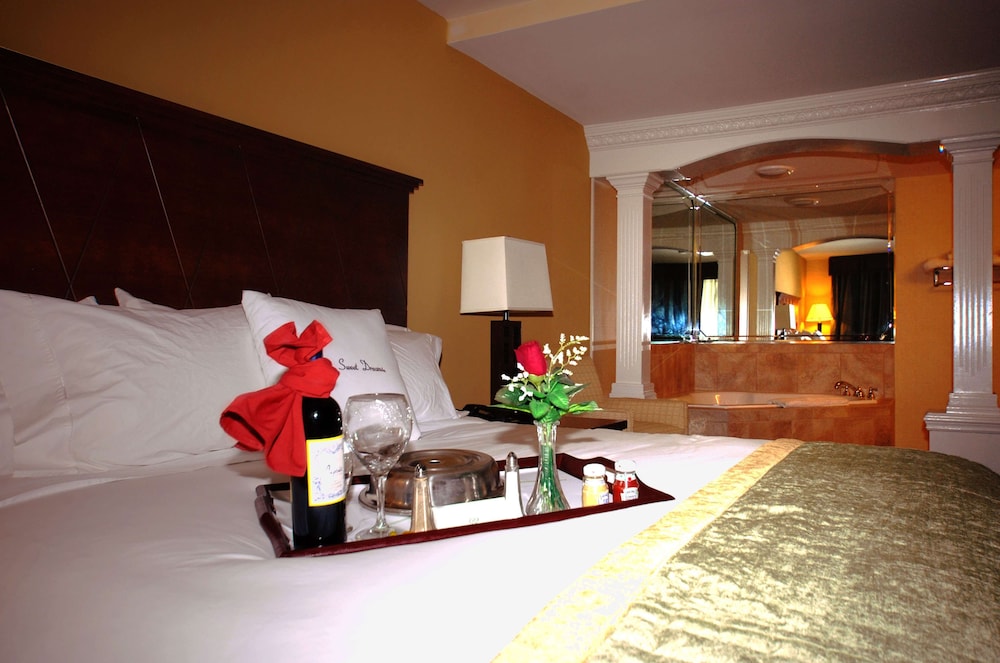Suite, 1 King Bed, Jetted Tub - Photo 1