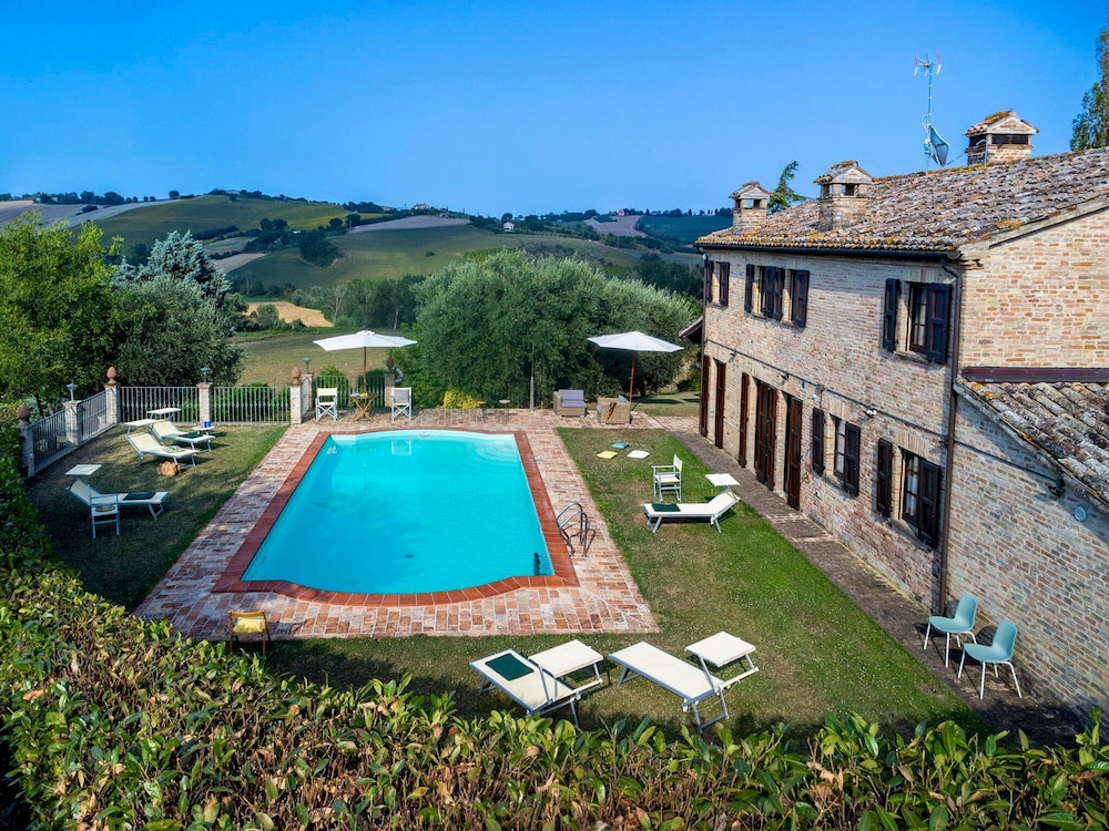 Villa, Smoking photo 1