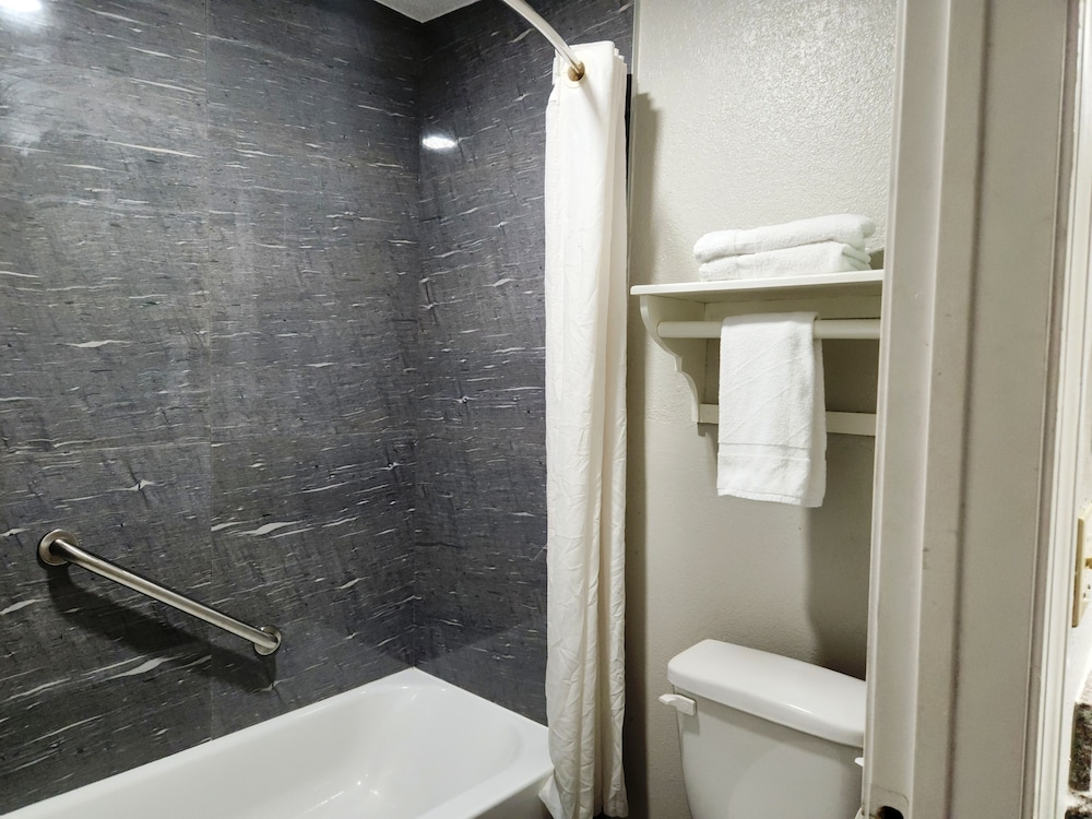 Deluxe Room, 1 King Bed, Smoking, Refrigerator & Microwave - Photo 11