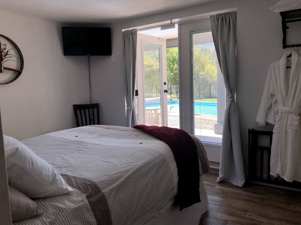 Poolside Room photo 1