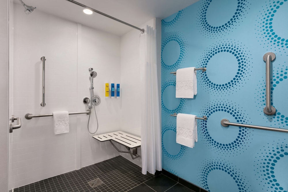Room, 2 Queen Beds, Accessible (Roll-In Shower) - Photo 5