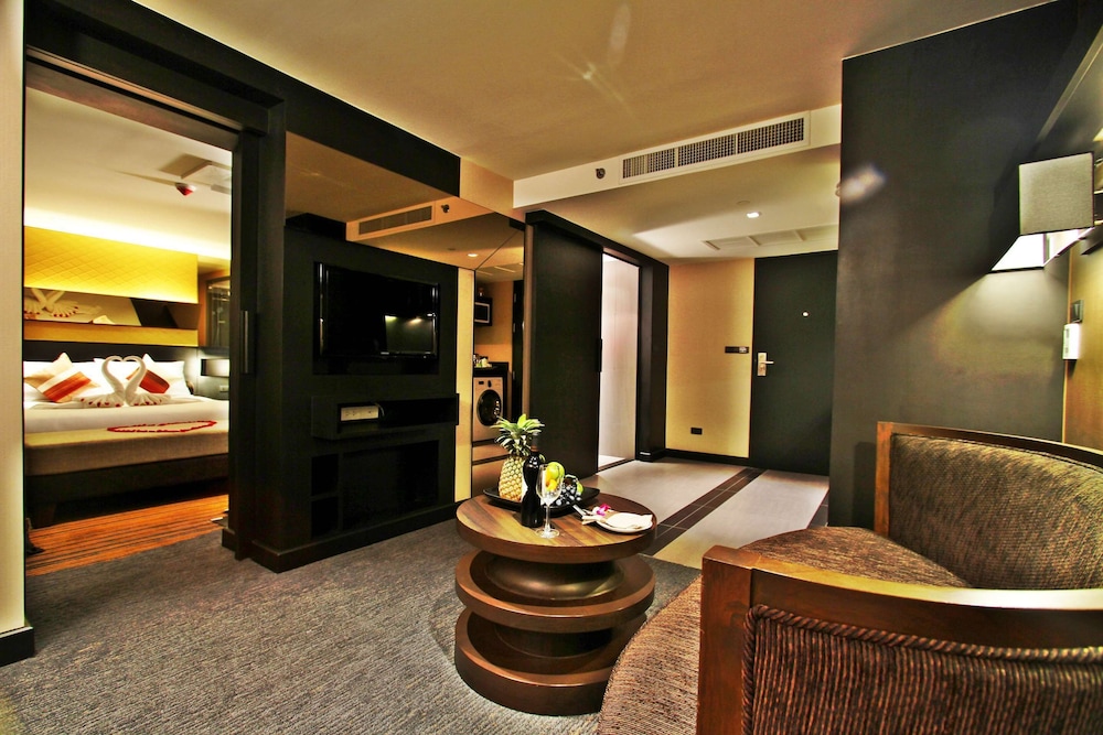 Standard Suite, 1 King Bed, Kitchenette, City View (Residence) photo 3