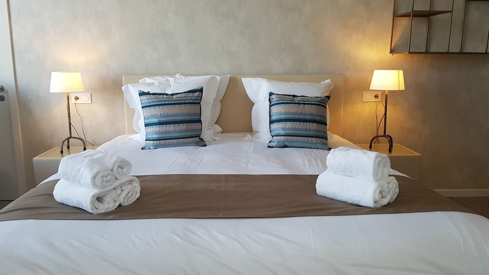 Suite, 1 King Bed, Balcony photo 3