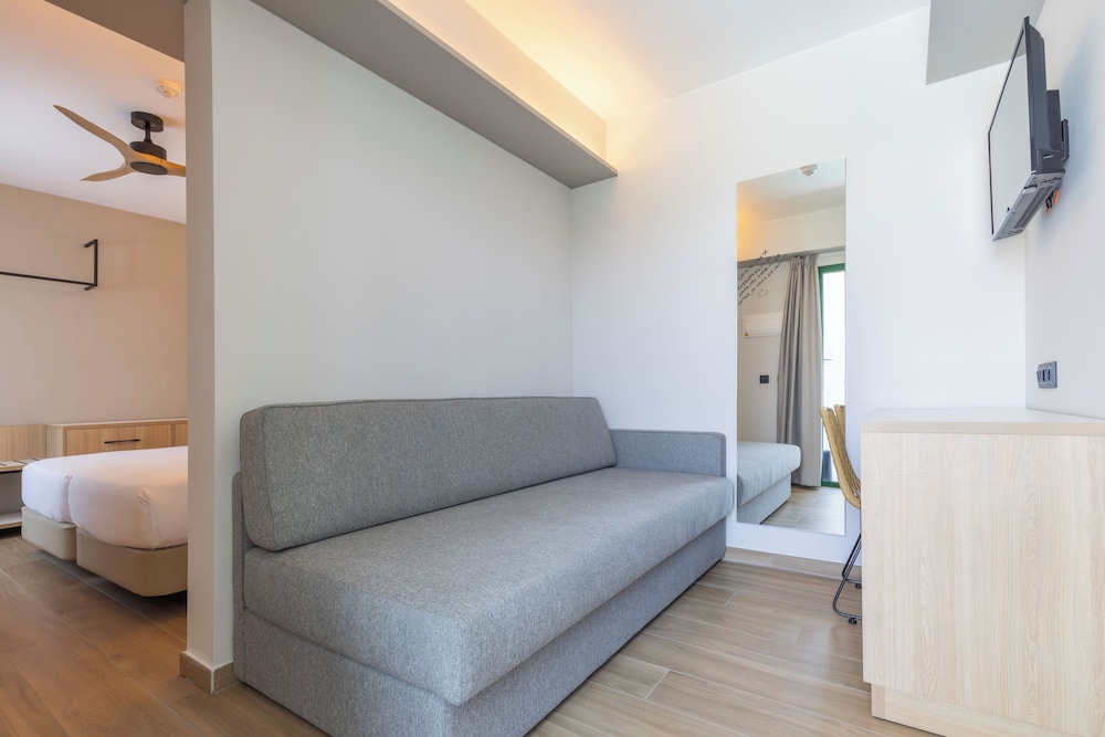 Standard Triple Room (2 adults and 1 child) photo 2