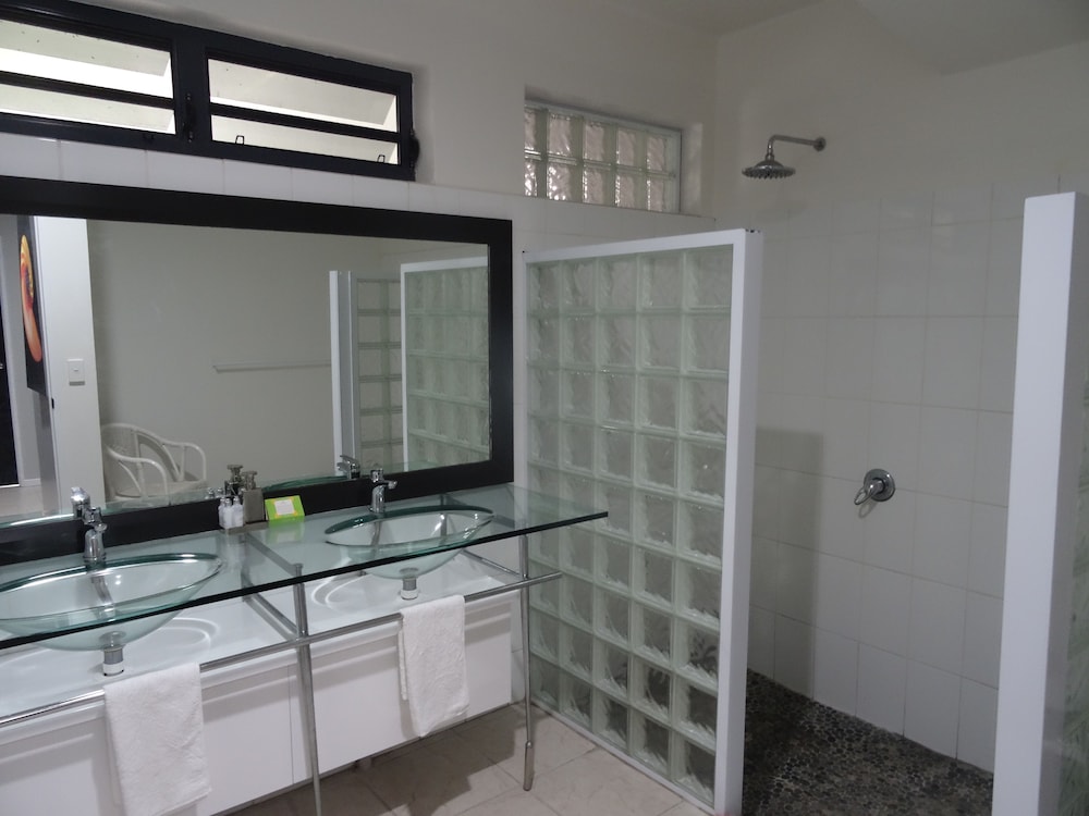 3 Bedrooms Unit with Shared Bathroom
