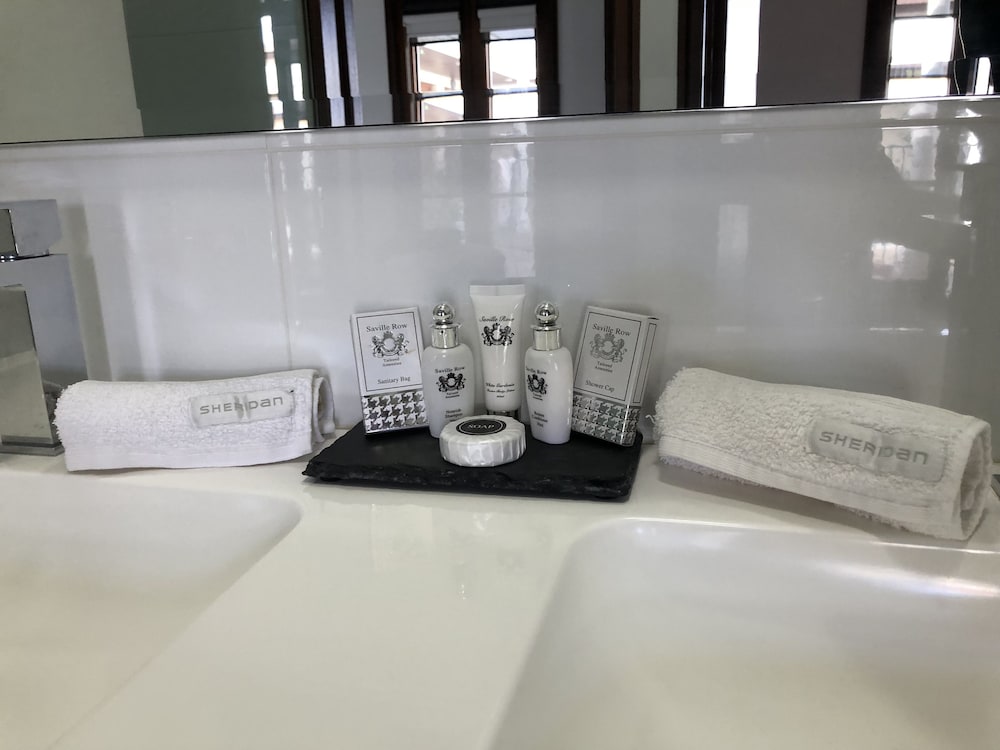 Deluxe Suite, 1 Queen Bed, Ensuite, Poolside photo 3