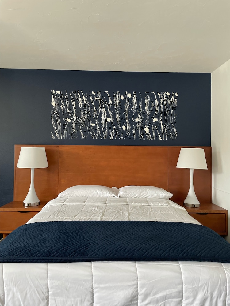 Deluxe Room, 1 Queen Bed photo 2