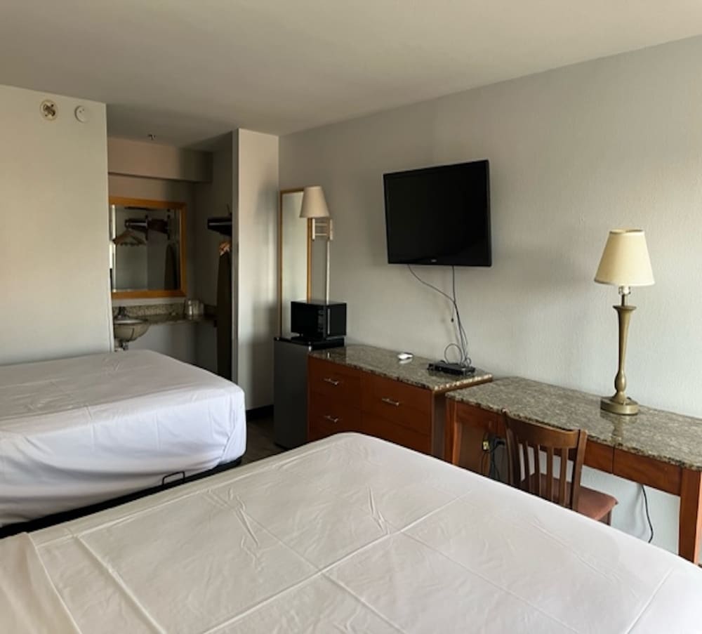 Standard Room, 2 Queen Beds, Non Smoking - Photo 1