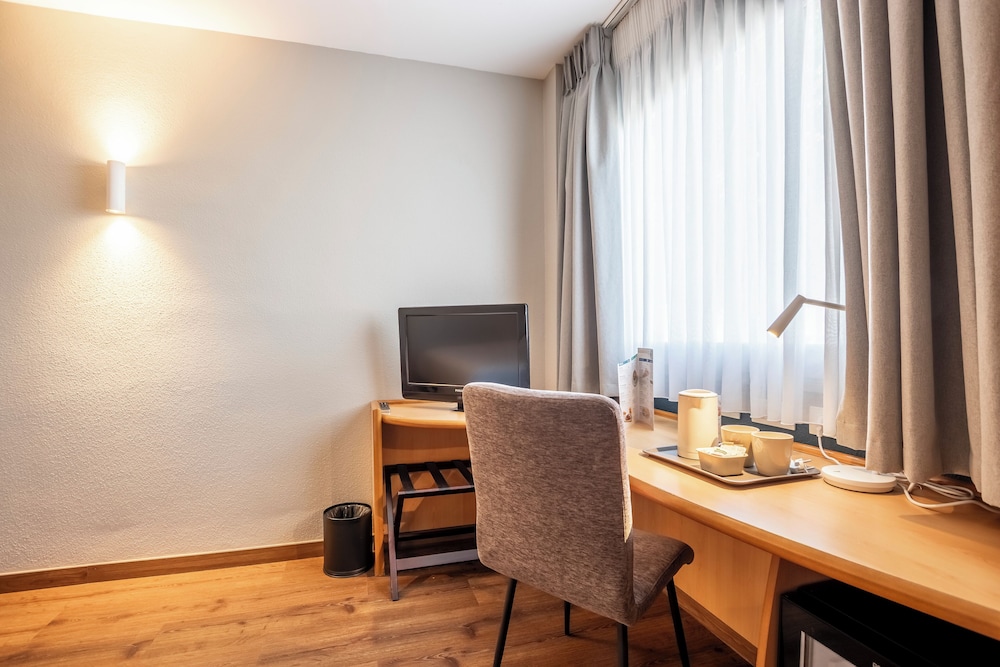 Room - Photo 28
