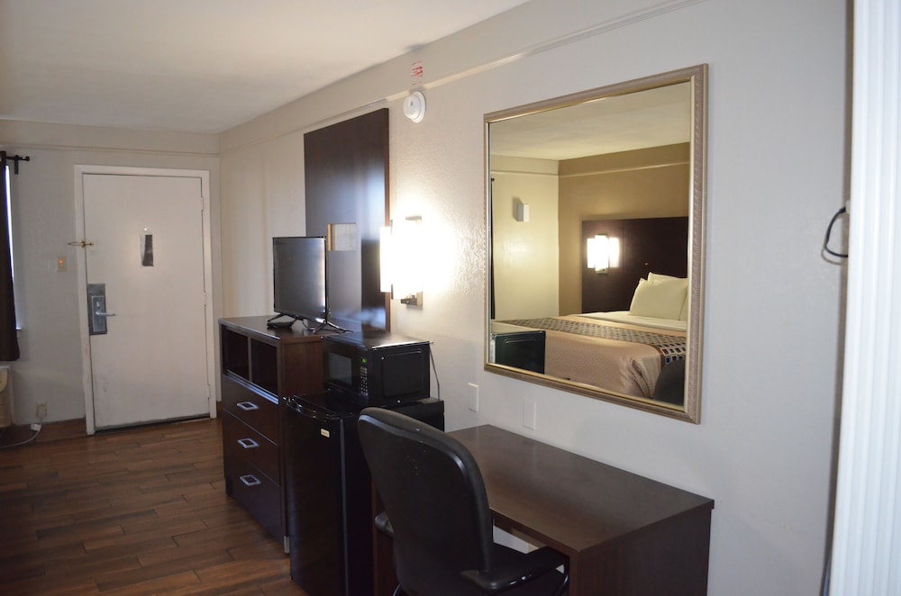 Standard Room, 2 Queen Beds photo 2