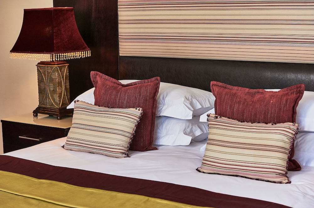 Forest Mahogany - Honeymoon Suite photo 3