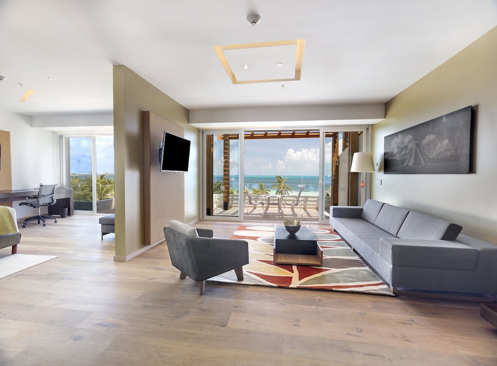 Club Queen Suite with Ocean View thumbnail 6