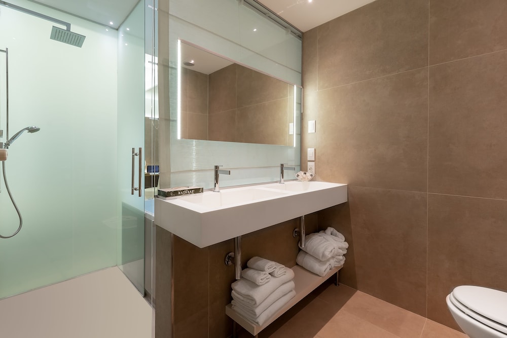 Round Suite with Hot Tub - Photo 25
