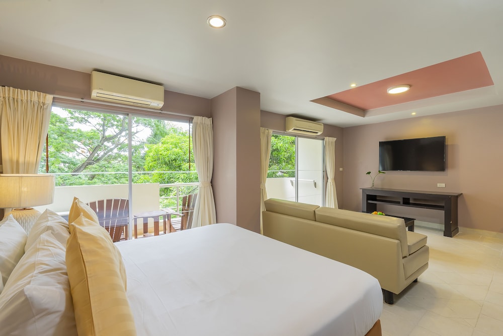 Deluxe Room - Photo 12