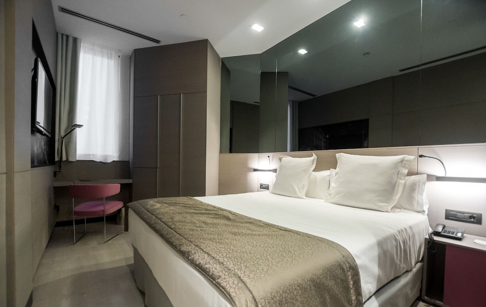 Standard Double Room Single Use thumbnail 5