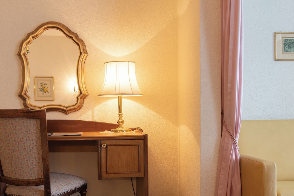 Junior Twin Room, Balcony, Lake View photo 3