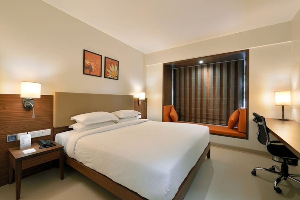Suite, 1 King Bed photo 3