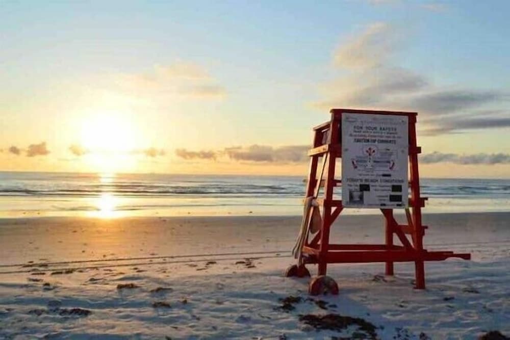 Sunny 3BR Condo Steps to Beach Pool NSB FL, 사진 14