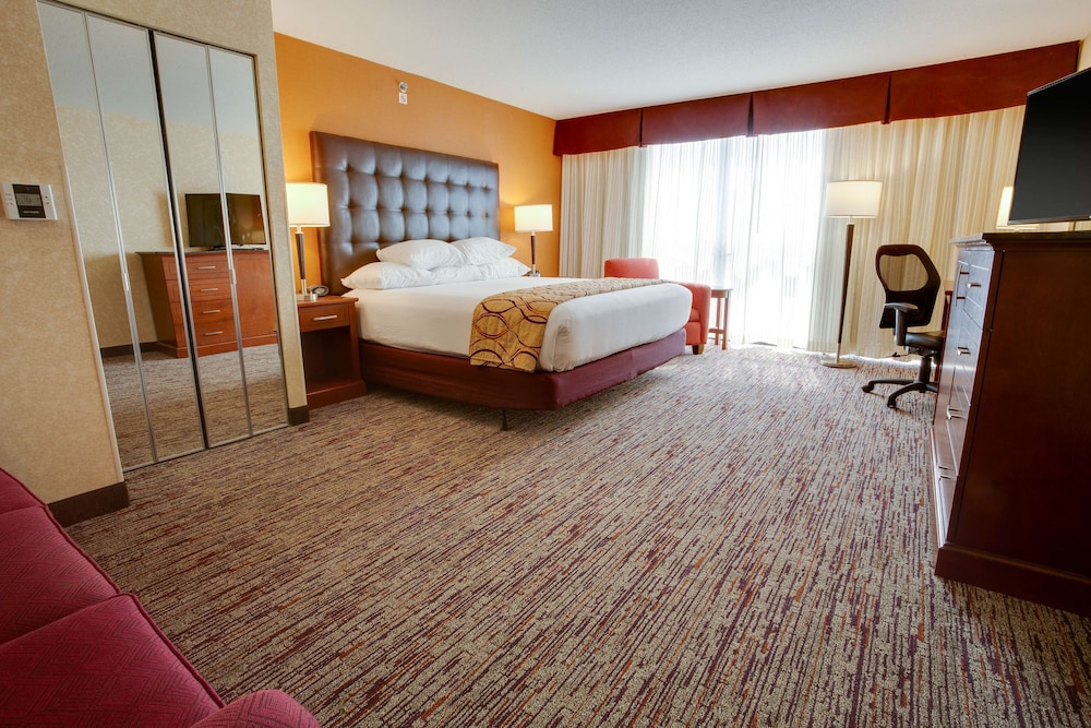 Deluxe Room, 1 King Bed With Sofa Bed, Accessible, Refrigerator & Microwave (Tub, Upper Floor) photo 1
