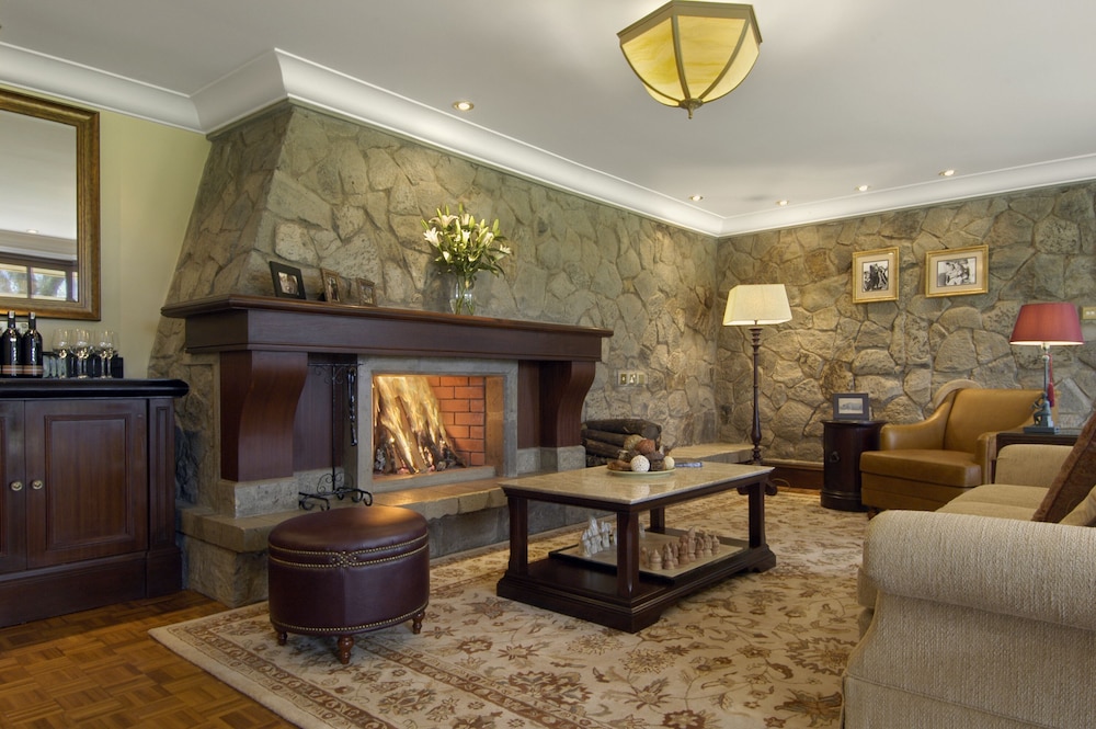 William Holden Two-Bedroom Suites- 1 king bed and 1 twin bed - Photo 8