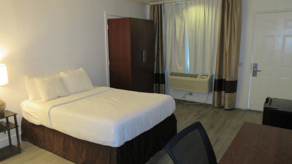 Room, 2 Queen Beds, Non Smoking photo 1