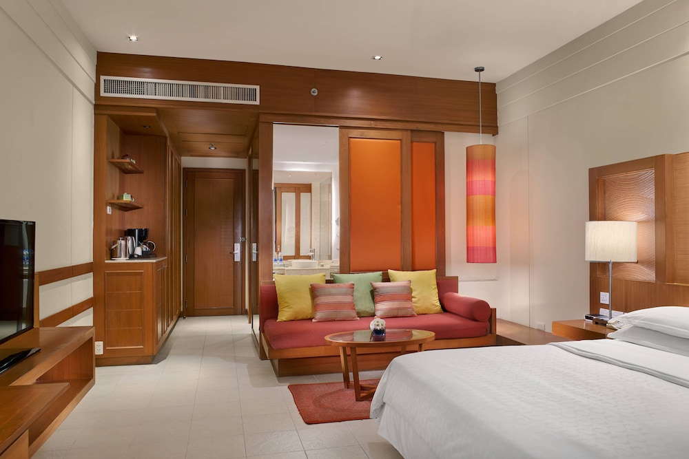 Room, 1 King Bed with Sofa bed, Poolside - Photo 5