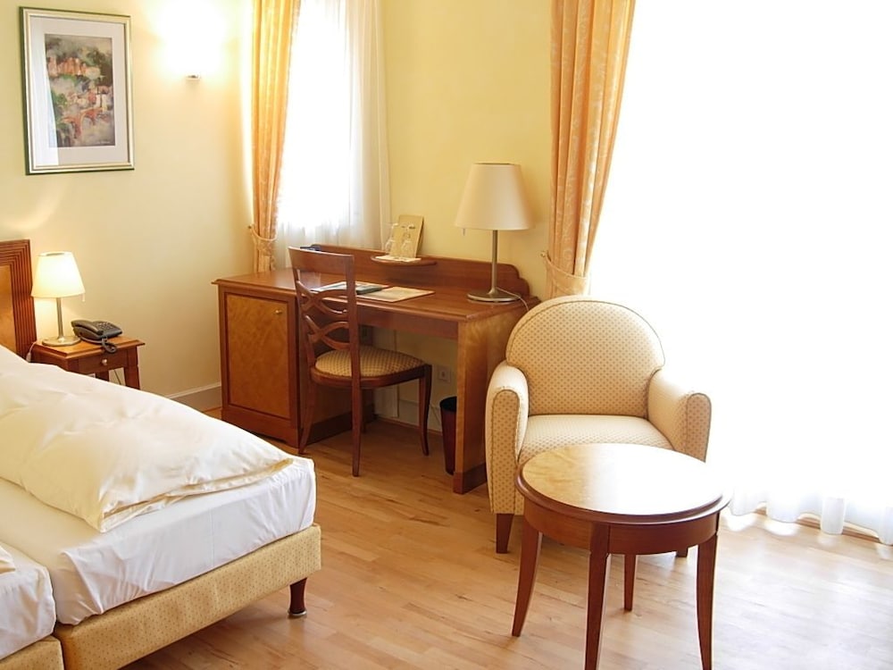 Junior Double or Twin Room, City View photo 3