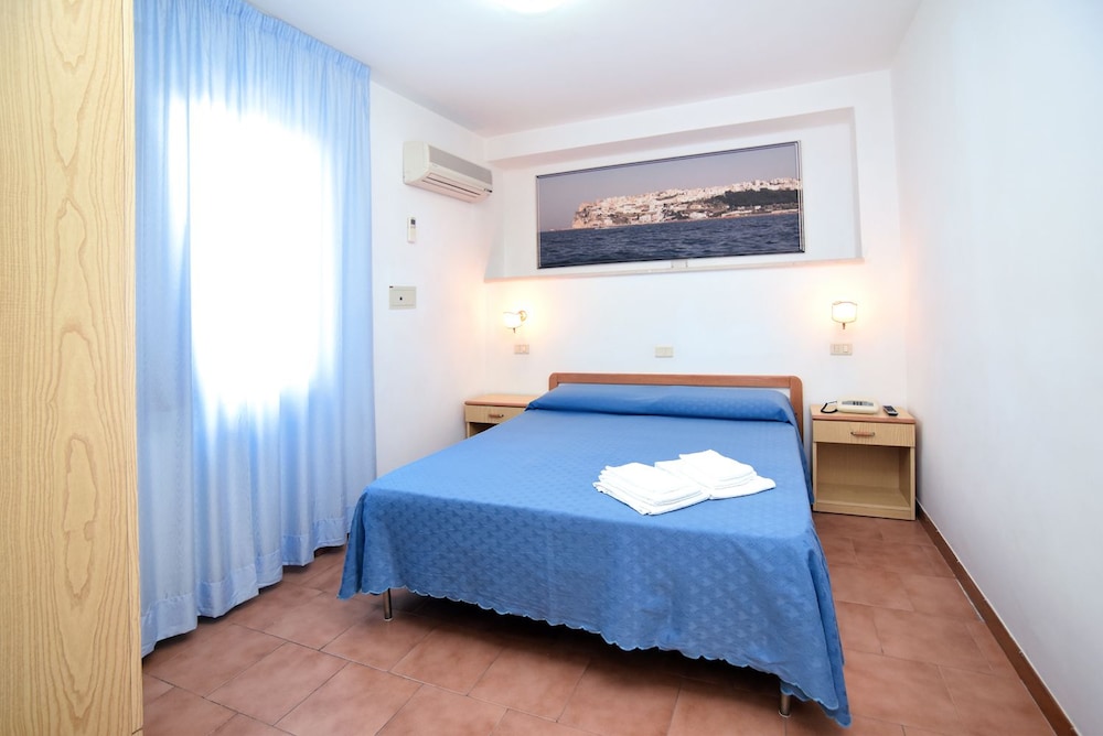 Standard Quadruple Room, 1 Bedroom, Ensuite photo 2