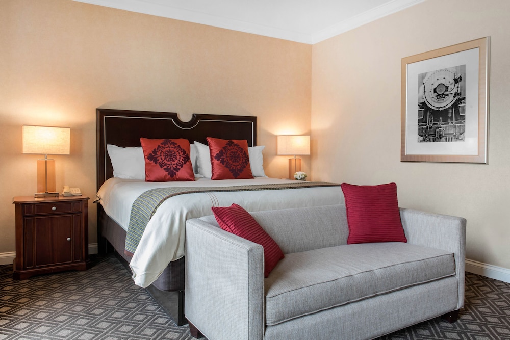 Suite, 1 King Bed With Sofa Bed, Accessible (Plaza Suite) - Photo 1