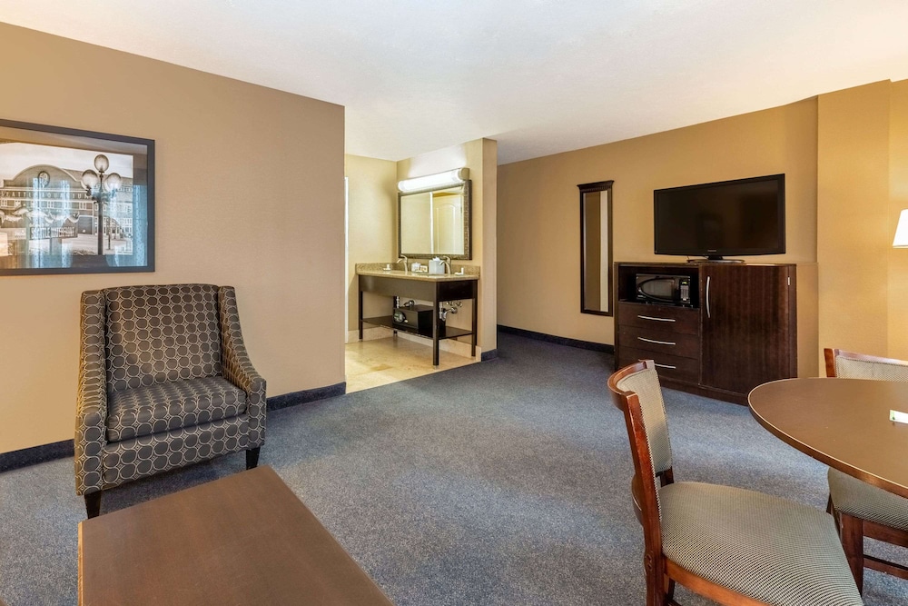 Suite, 1 Bedroom, Non Smoking (1 King Bed) - Photo 2