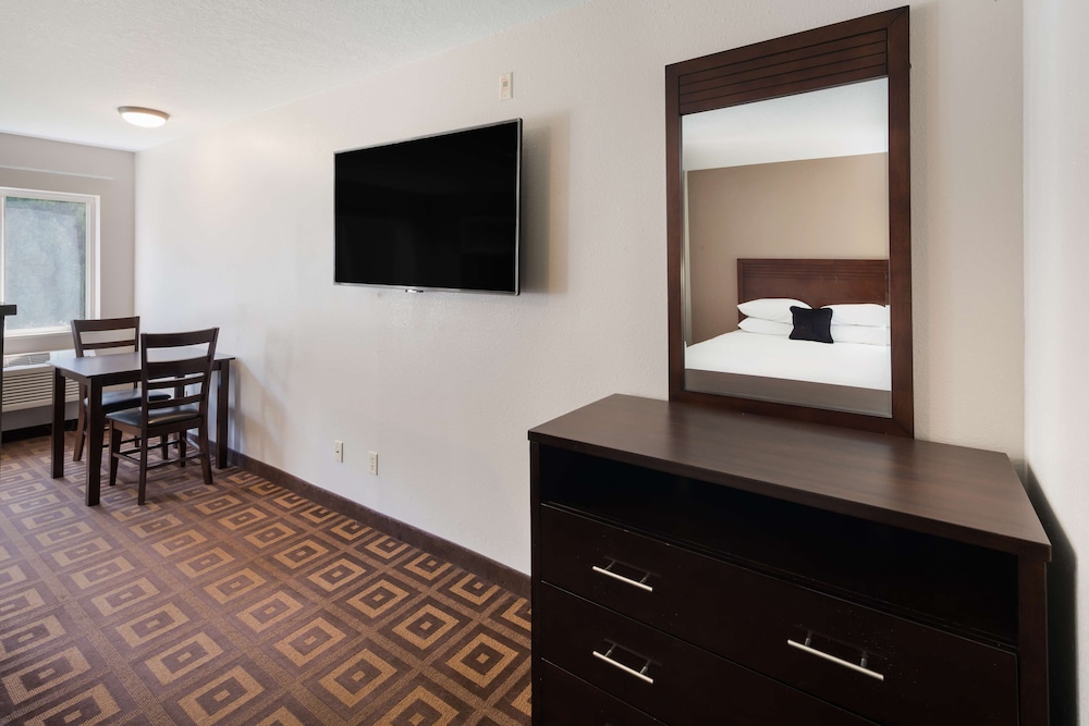 Room, 2 Queen Beds, Kitchen photo 3