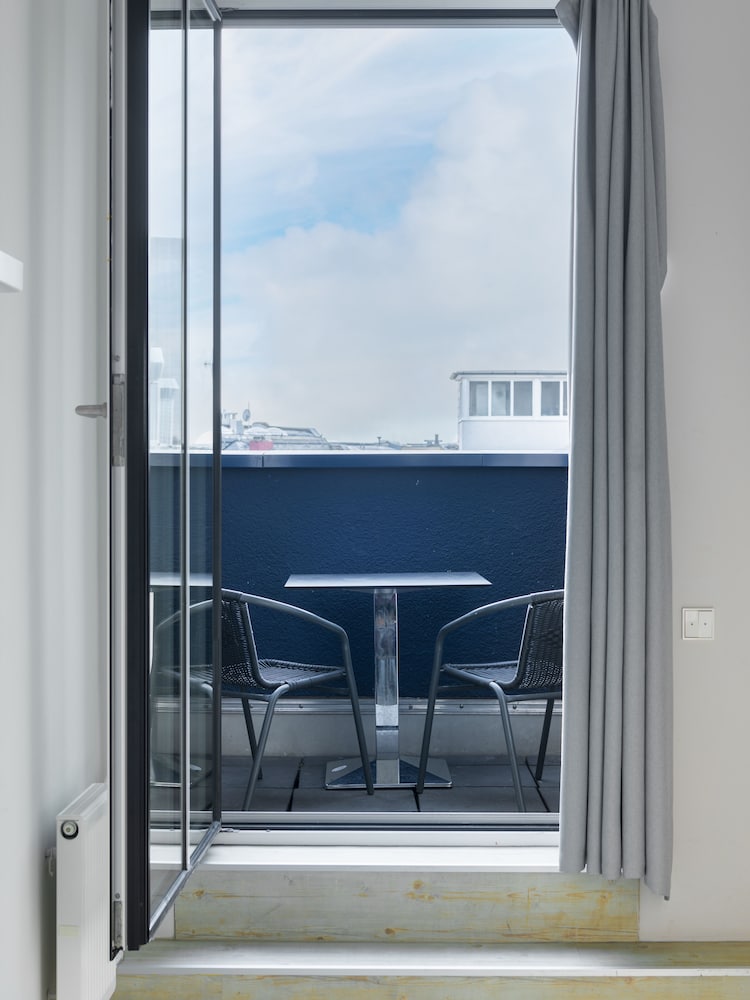 Large Studio, Kitchenette, Balcony - Photo 9