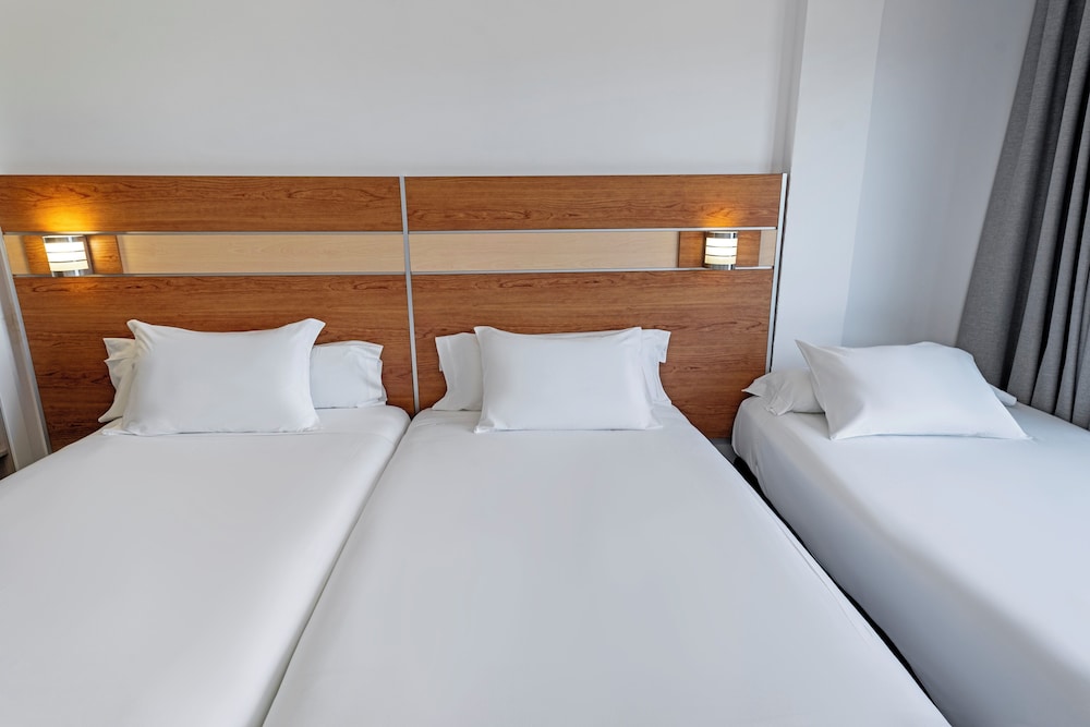 3 Single Beds - Photo 1
