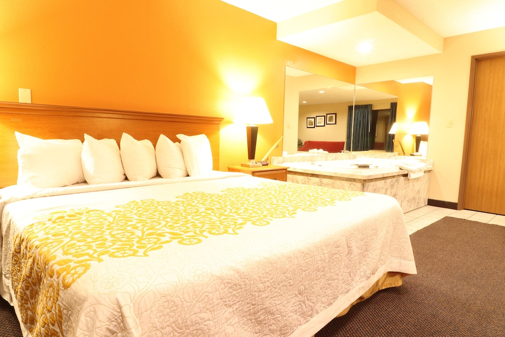 Studio Suite, 1 King Bed with Sofabed, Non Smoking - Jacuzzi Tub, Microwave & Fridge - Photo 2