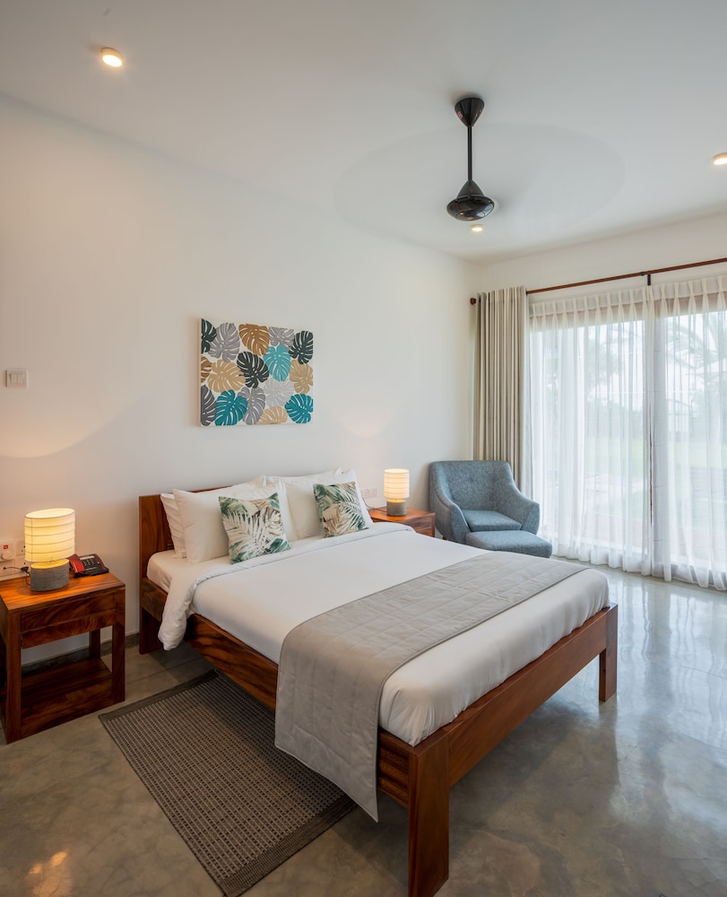 Superior Room, 1 King Bed, Sea View, Oceanfront photo 2