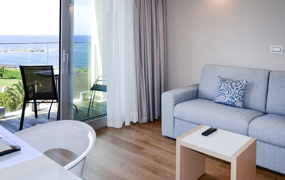 Suite - Photo 1