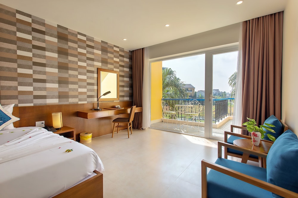 Deluxe King Room - Photo 8